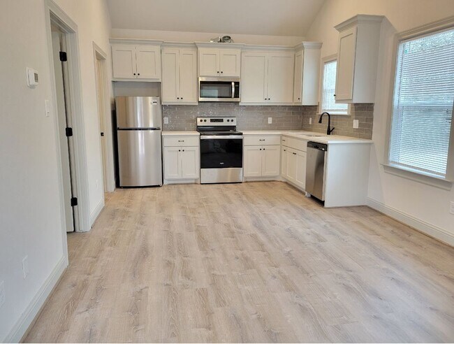 Foto del edificio - 8601 Oakridge Dr