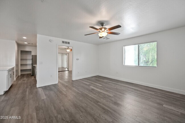 Foto del edificio - 3065 N 67th Ave