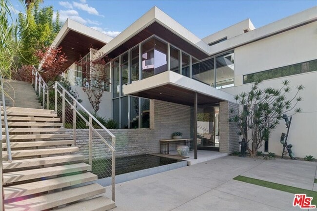 Building Photo - 1232 Sunset Plaza Dr