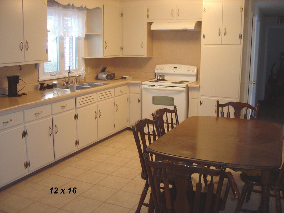 10 Newsome Ave, Somers, CT 06071