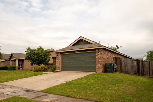 Building Photo - 3 Bed / 2 Bath in Owasso!