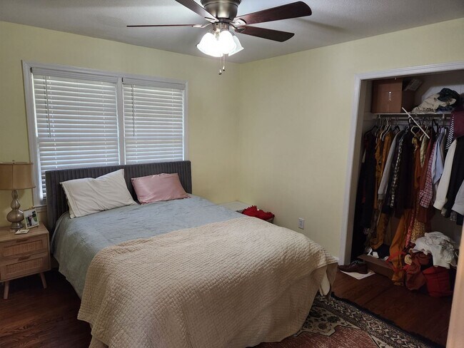 Foto del edificio - 1412 Bariwood Dr