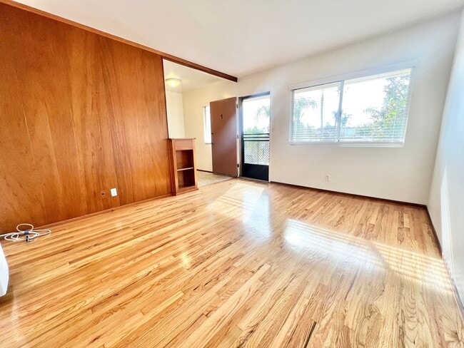 Building Photo - Charming 1 Bed / 1 Bath – Top-Floor Unit with Exceptional Natural Light