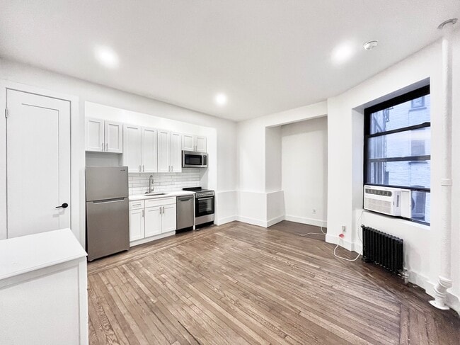 Building Photo - 45 Tiemann Pl