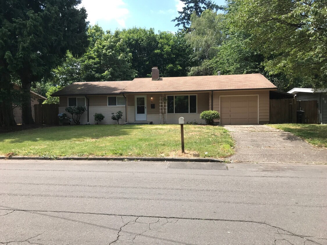 Primary Photo - Single-Level Gresham Home / Large Backyard...