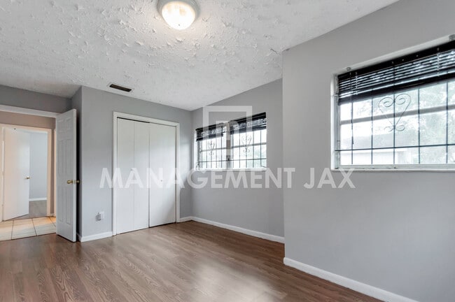Foto del edificio - 1464 W 6th St