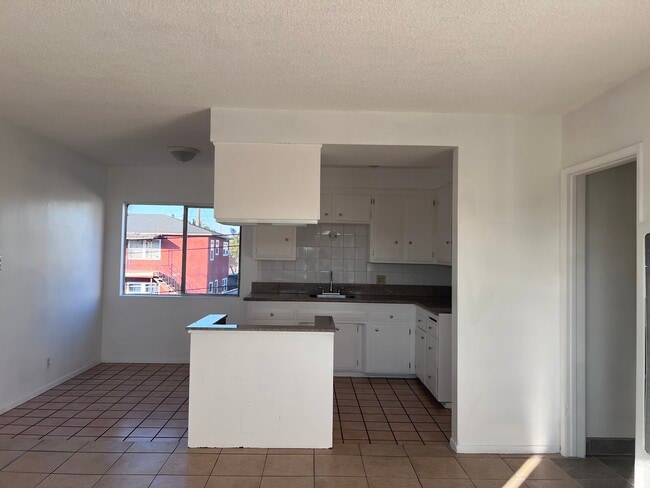 Vista de la cocina desde la sala de estar - 8129 Otis St