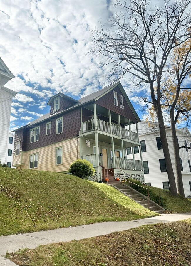 Building Photo - 1020 Madison St