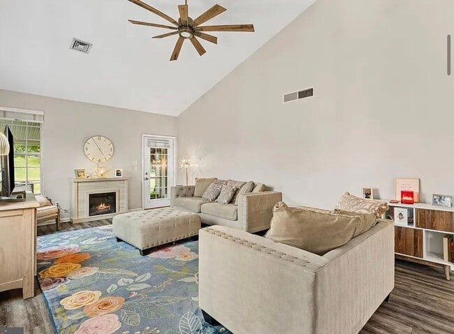 Building Photo - 640 Springhouse Ln