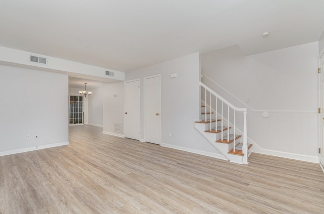 Building Photo - Beautifully Maintained 2-Bedroom Townhome in Desirable Cary Location