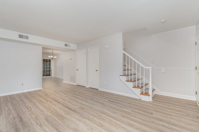 Foto del edificio - Beautifully Maintained 2-Bedroom Townhome in Desirable Cary Location