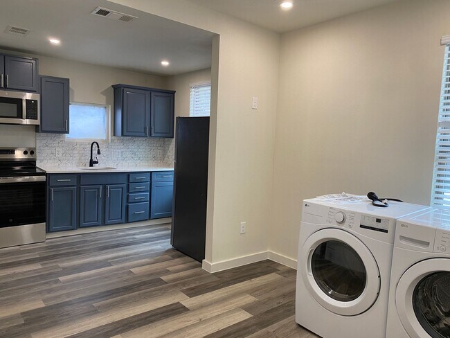 Building Photo - Modern Renovated 1-Bedroom Apartment – Just 10 Minutes from Downtown