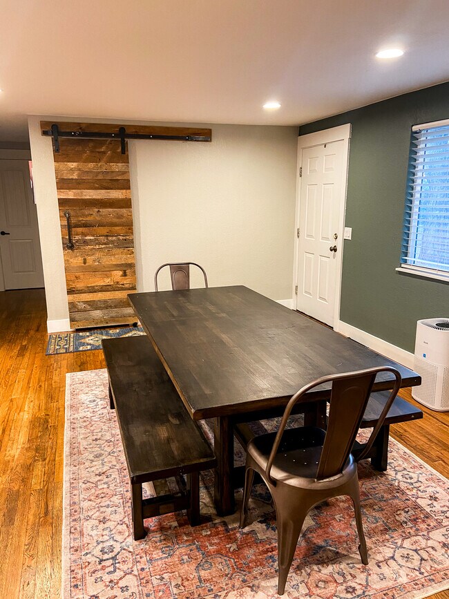 Foto del edificio - 214 Douglas Fir Ave