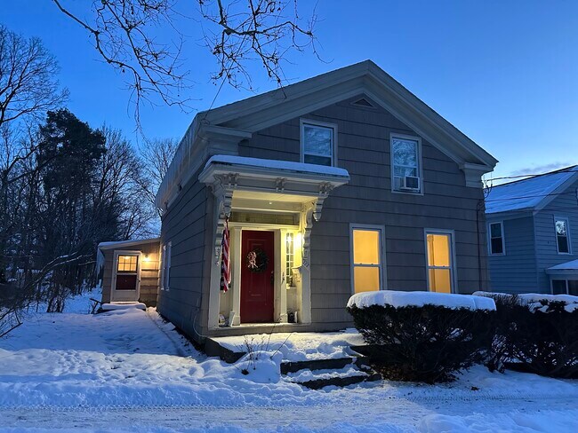 Building Photo - 306 Pleasant St