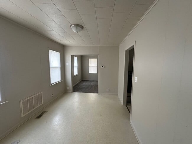 Building Photo - 3 Bedroom 1 Bath Home For Rent