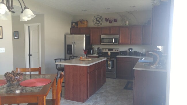 Building Photo - Modern 4 Bedroom, 2.5 Bath West Side Single Family Home