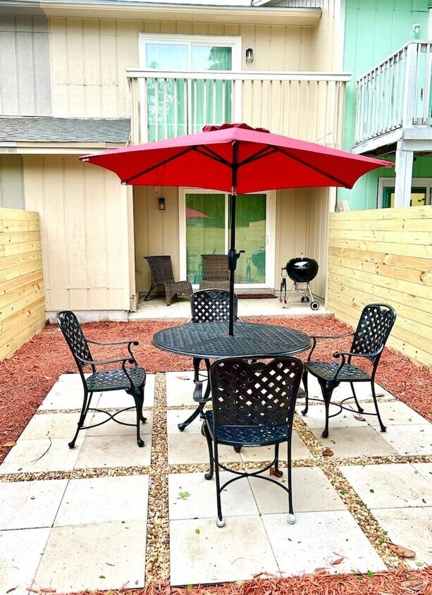 Primary Photo - Beautifully Renovated Townhome Near the Be...