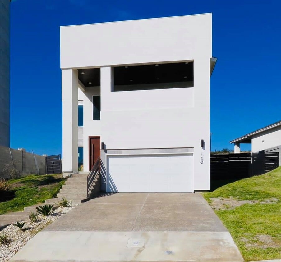Primary Photo - 110 Calma Dr