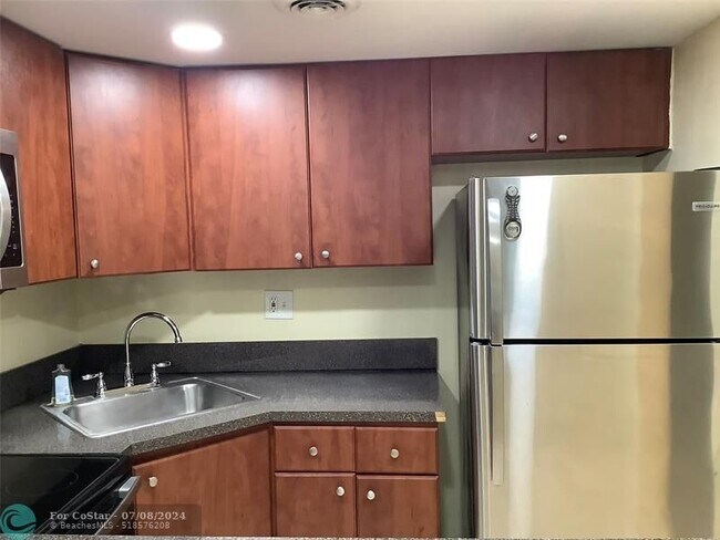 Building Photo - 151 SE 6th Ave