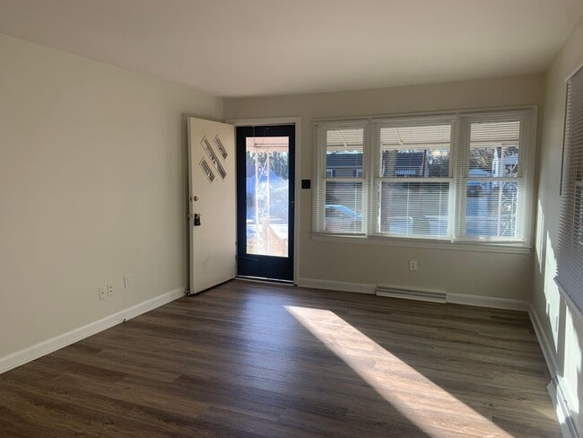Building Photo - 3 Bedroom with New Flooring & Fresh Paint