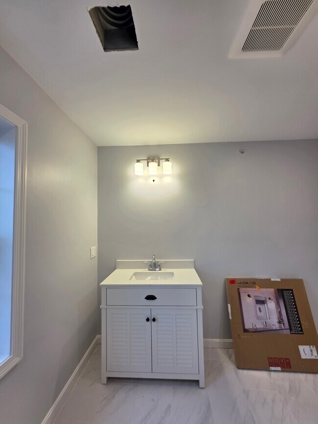 Building Photo - 34 Raymond St