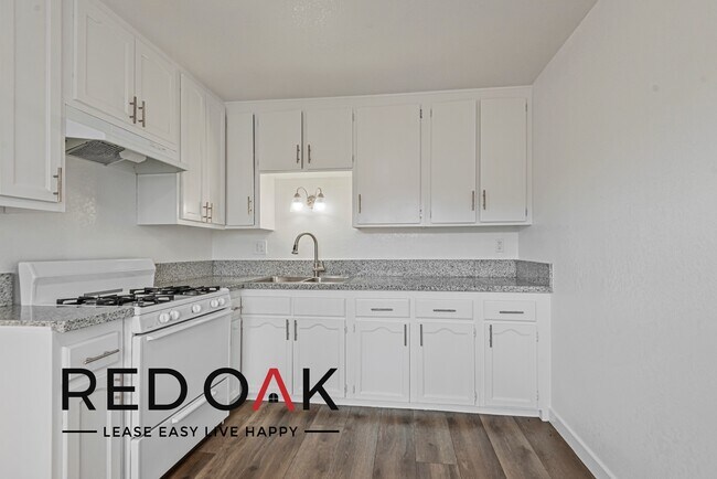 Foto del edificio - ~1 Month FREE~ Amazing, Sun-Drenched Two B...