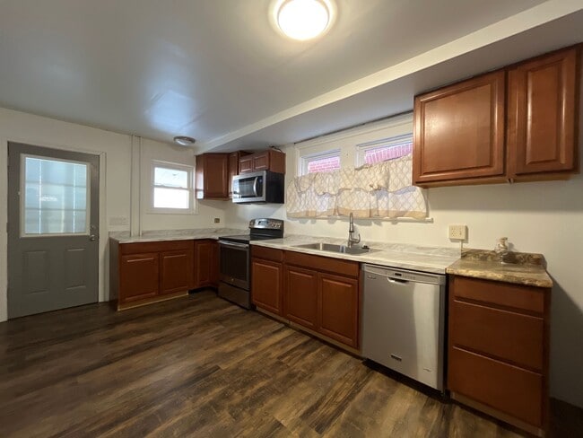 Foto del edificio - Large, well-maintained 4-bedroom, 1-bathroom row home