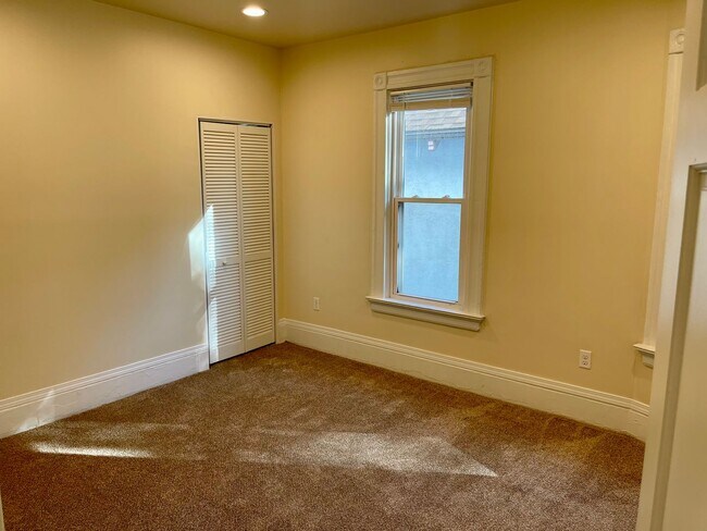 Foto del edificio - 2526 N Frederick Ave