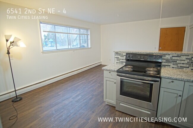 Building Photo - UPDATED!  2 Bed 1 Bath with Granite Counte...