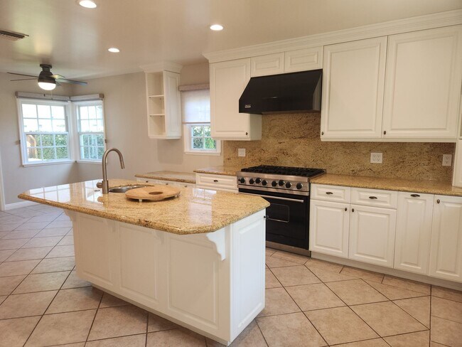 Building Photo - 3bed/2bath 2,033sqft+GARAGE, SOLAR PANELS ...