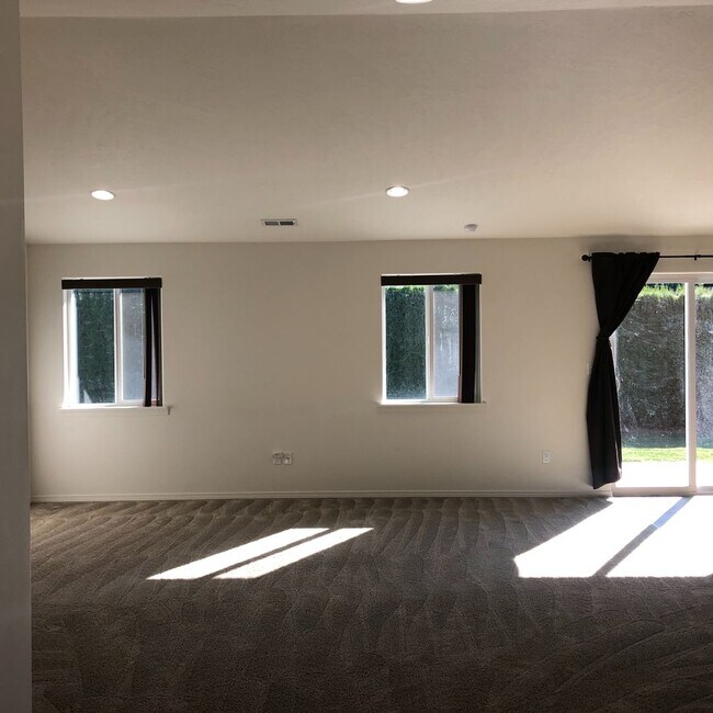 Foto del edificio - Cozy Home with Private Backyard!