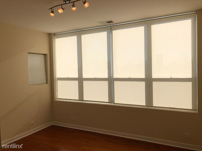 Building Photo - 4 br, 2.5 bath Condo - 6957 N Greenview 6B...