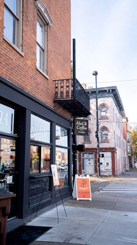 Foto principal - 137 W 9th St