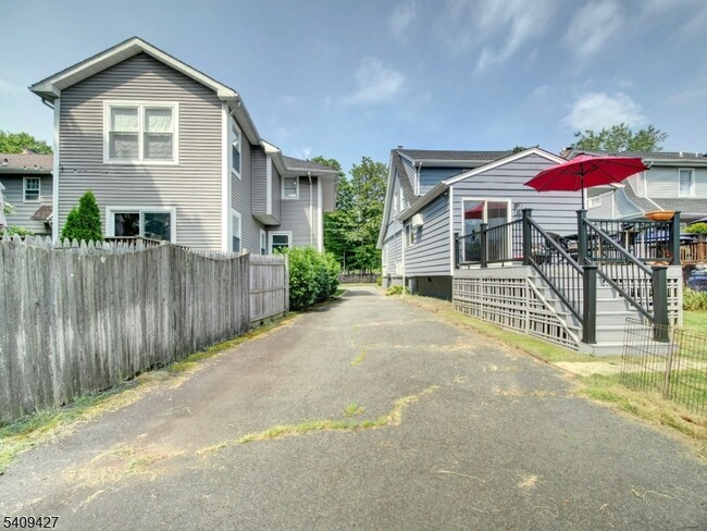 Foto del edificio - 415 Orange Rd