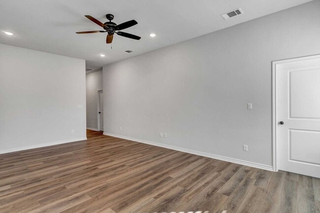 Building Photo - 2408 Henshaw Crk Dr
