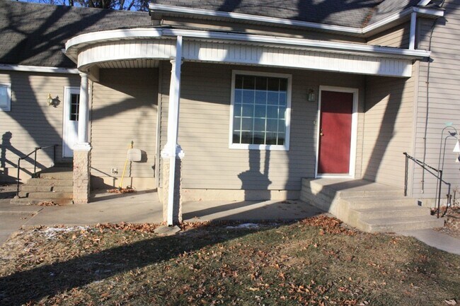 Foto del edificio - Acreage Nestled In City Of Pella