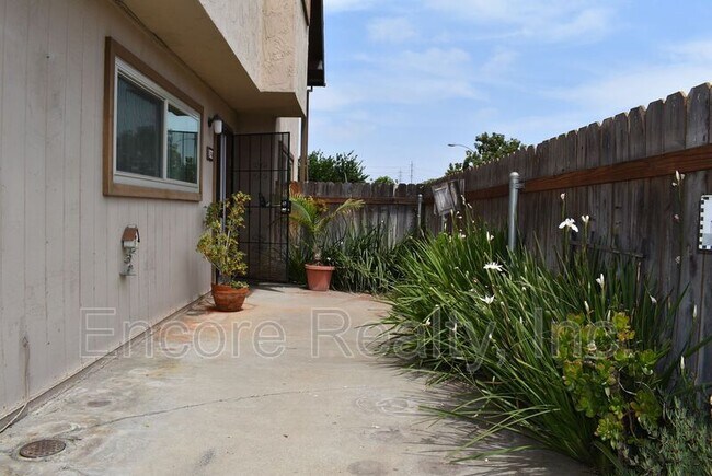 Building Photo - 1450 Melrose Ave