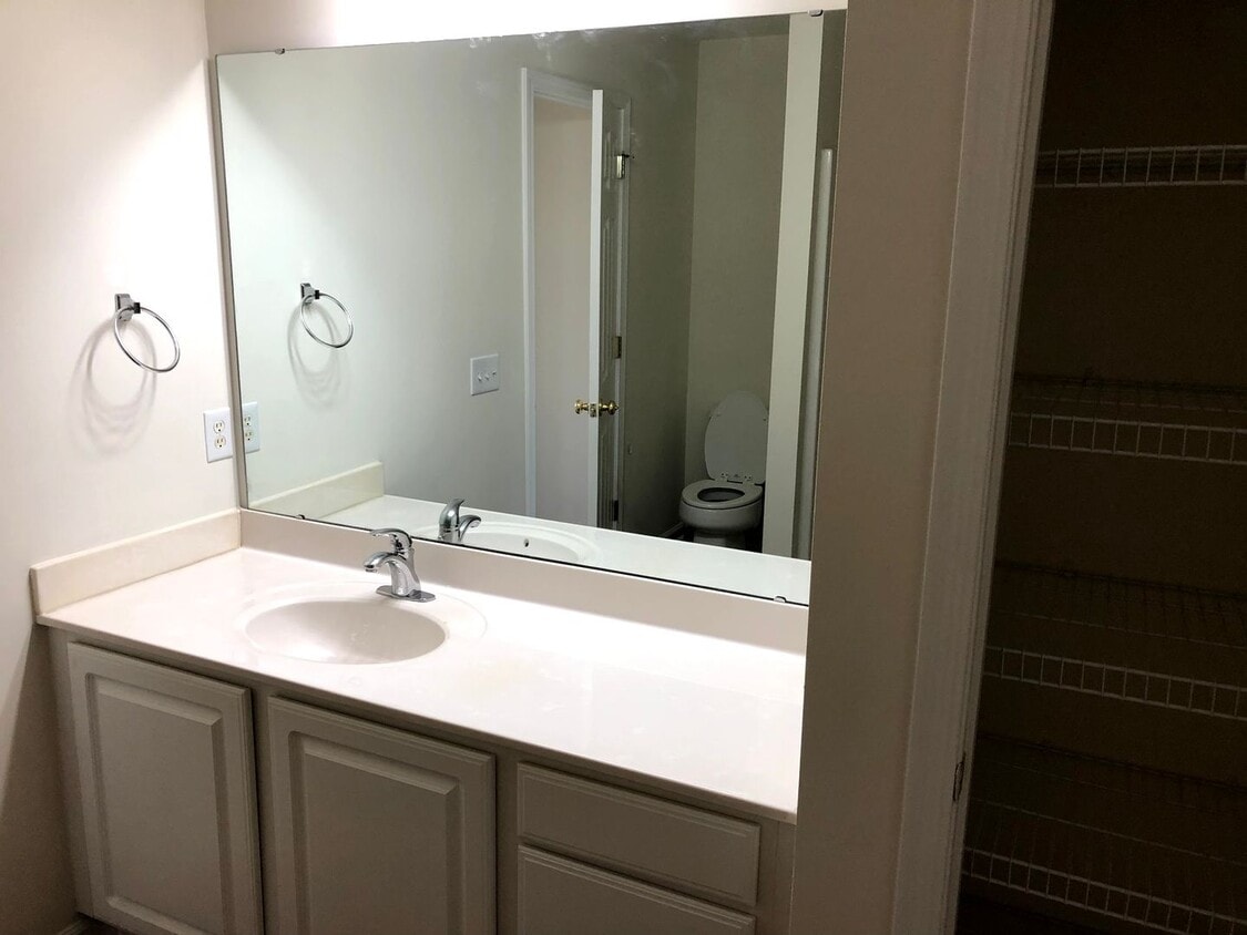 3 bed 2.5 bath Spacious Home in Azalea Lakes - 3 bed 2.5 bath Spacious Home in Azalea Lakes