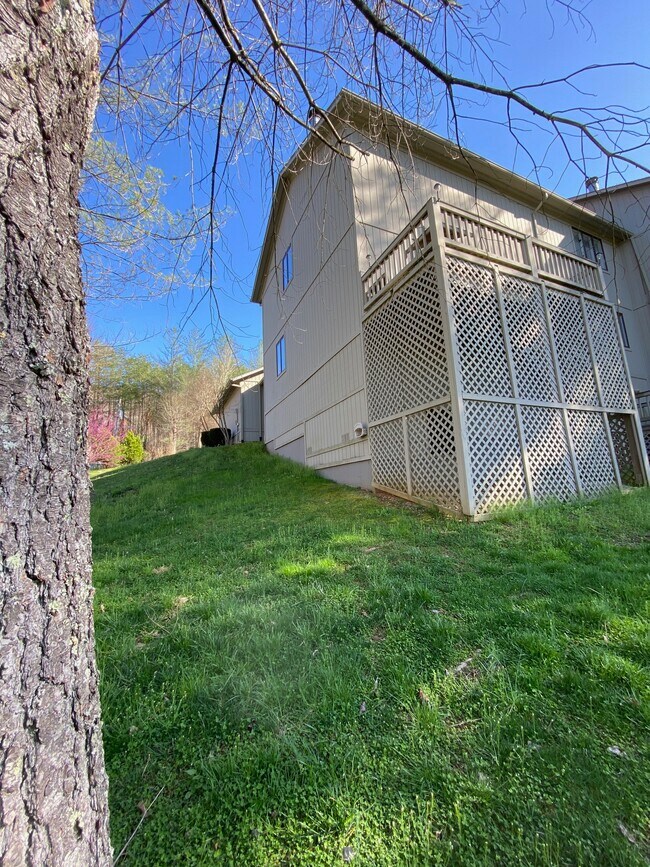 Building Photo - 3409 Fairway Dr