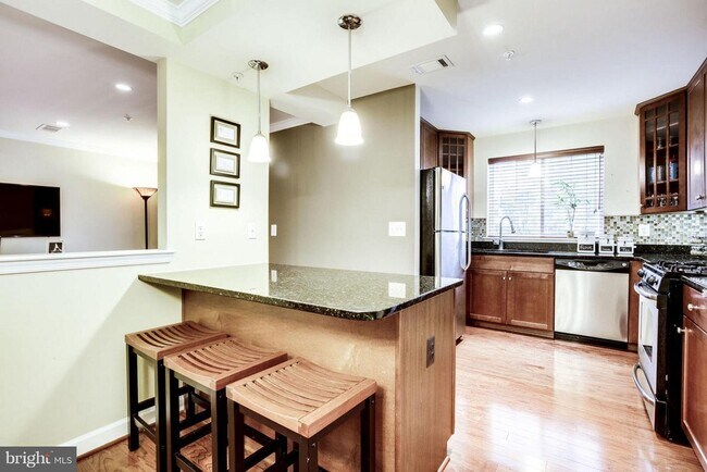 Kitchen - 4121 S Four Mile Run Dr