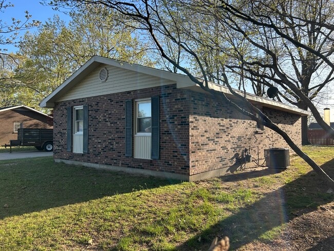Building Photo - 833 Stanford Dr