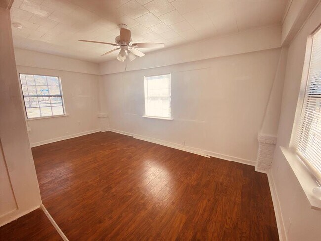 Building Photo - 203 W Sterling Ave