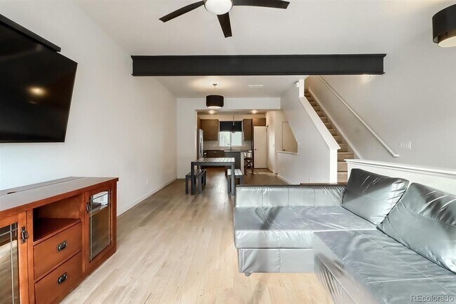 Living room - 2261 Glenarm Plz