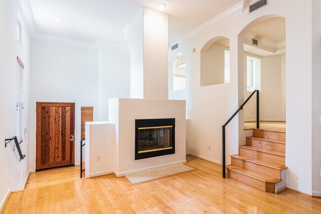Foto del edificio - Private Updated 3-Bedroom 3-Bathroom Tri-L...