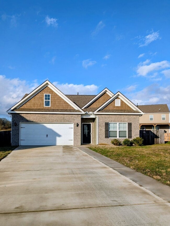 Building Photo - Great Home Available Now