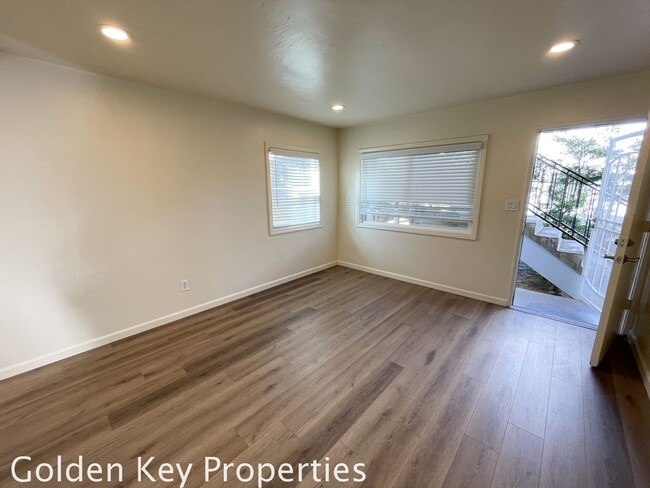 Building Photo - Remodeled 2-bedroom, 1 bathroom apartment blocks from the sand in Encinitas!