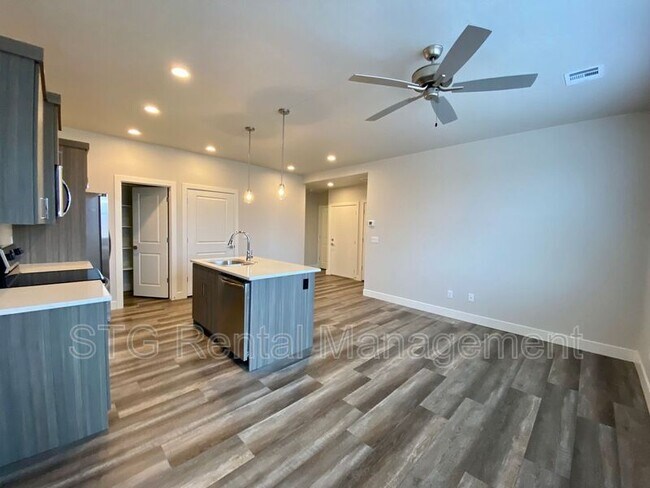 Building Photo - 438 N Stone Mountain Dr