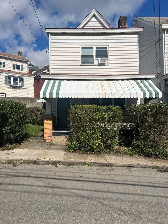 Building Photo - Updated 2BR house with off street parking!