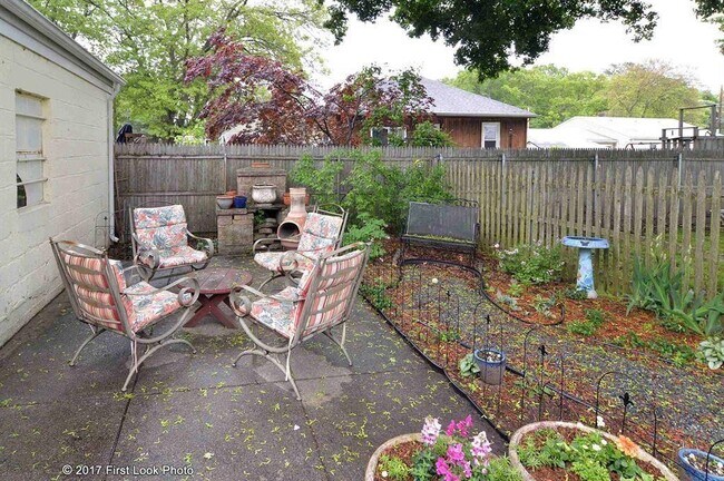 Foto del edificio - 166 Rowe Ave