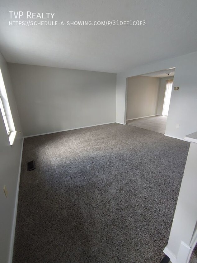 Primary Photo - 1452 W River Rd N